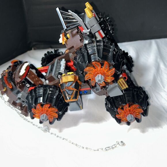 LEGO Nexo Knights: General Magmar's Siege Machine of Doom missing some pieces - Picture 2 of 4